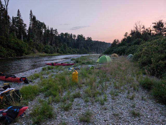 Lever de soleil sur le premier camping