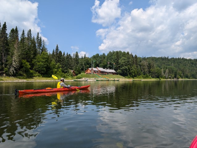 Moi en kayak et chalet de pêcheurs